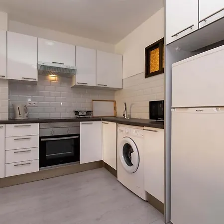 Mare 2 アパート アデヘ